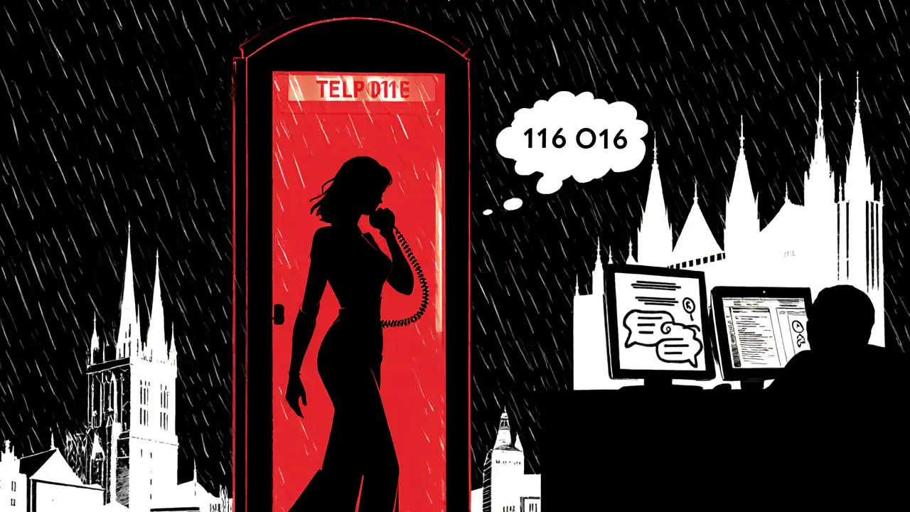 Žena v telefonní budce volá na linku 116 016, černobílý městský pozadí s červeným světlem telefonu.